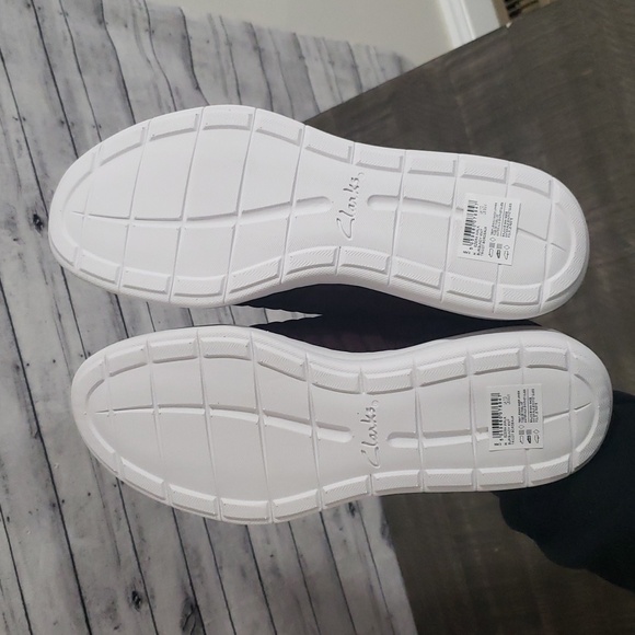 Clarks-Cloudsteppers Ezera Walk Slip-On Sneaker Burgundy Knit Size 9.5M - Picture 4 of 5